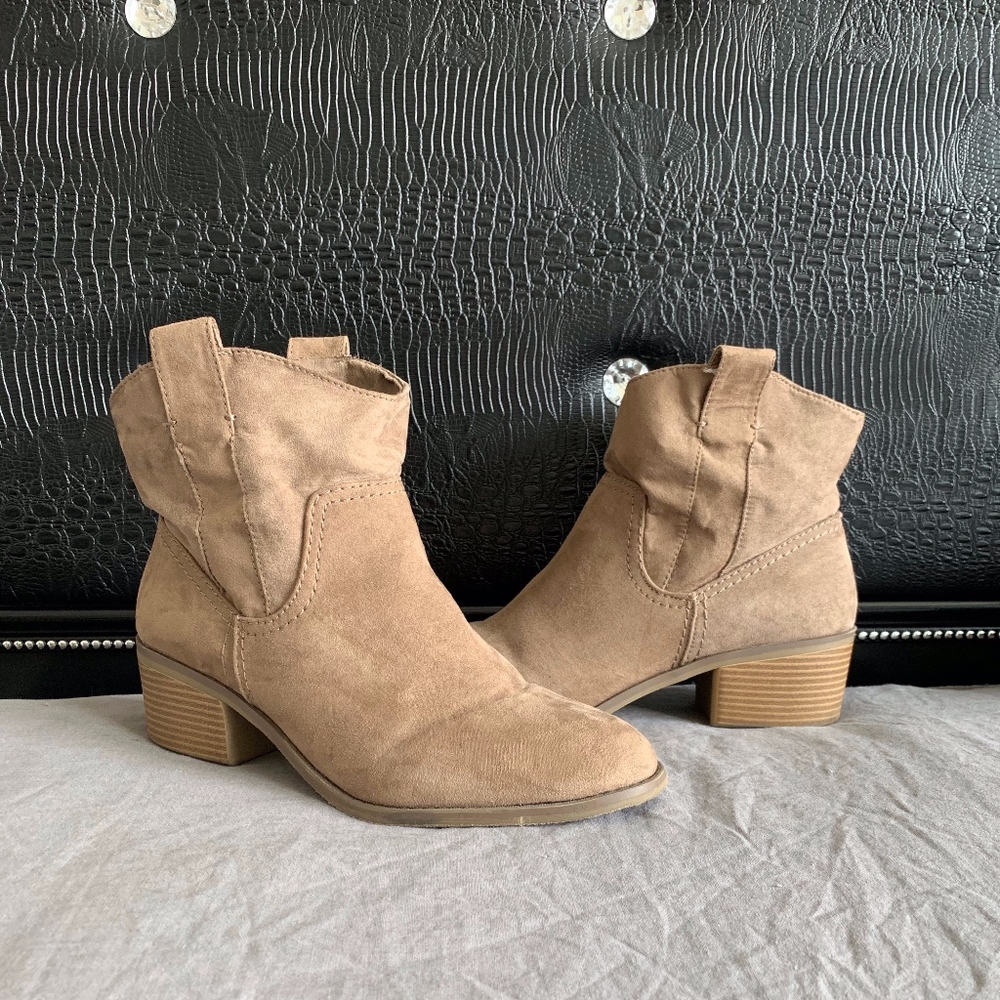 Merona Size 11 Ankle Bootie GUC Tan Suede 2in heel